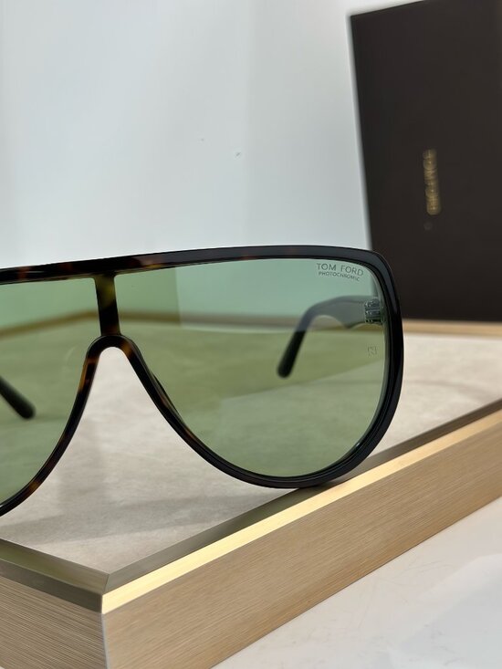 TOM FORD - Black Frame with Yellow-Green Lenses - Full-Bridge Sunglasses main image 7